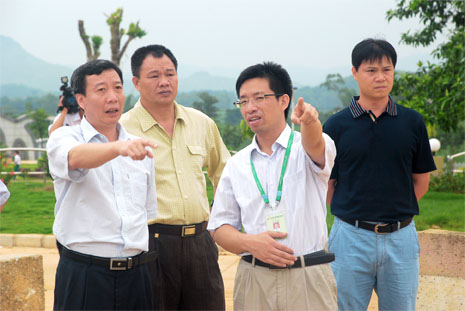 謝迺堂（左一）對(duì)湘桂循環(huán)經(jīng)濟(jì)產(chǎn)業(yè)園建設(shè)提出意見和建議。
