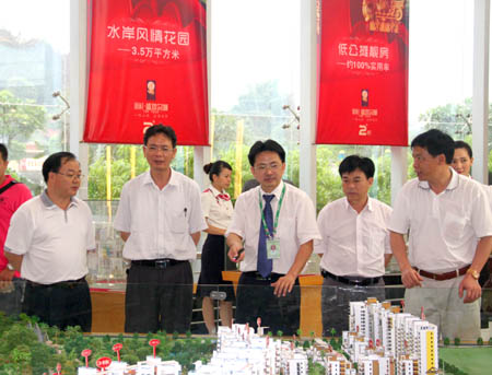 崇左市政協(xié)副主席、市工商聯(lián)主席玉如鋒（右四）一行聽取房地產(chǎn)公司匯報(bào)