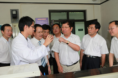 在清華大學生物柴油研究室，趙樂秦（右三）一行聽取關(guān)于微藻生物柴油研發(fā)的情況